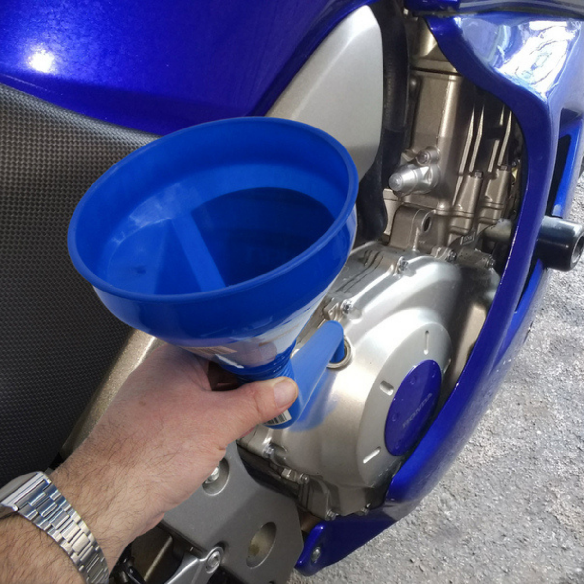 Imbuto di Riempimento Olio snodato con Filtro Laser Tools